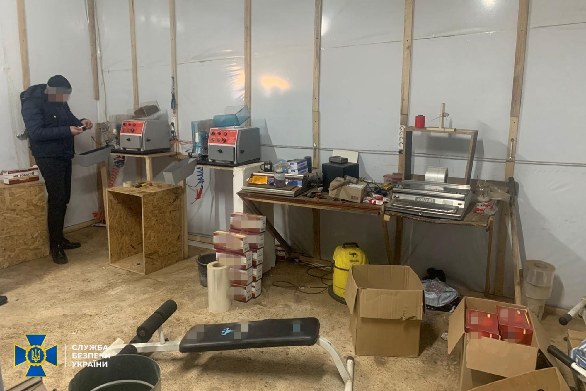 100 тысяч пачек на 1 миллион гривен: СБУ ликвидировала канал контрабанды сигарет в ЕС 100 тысяч пачек на 1 миллион гривен: СБУ ликвидировала канал контрабанды сигарет в ЕС