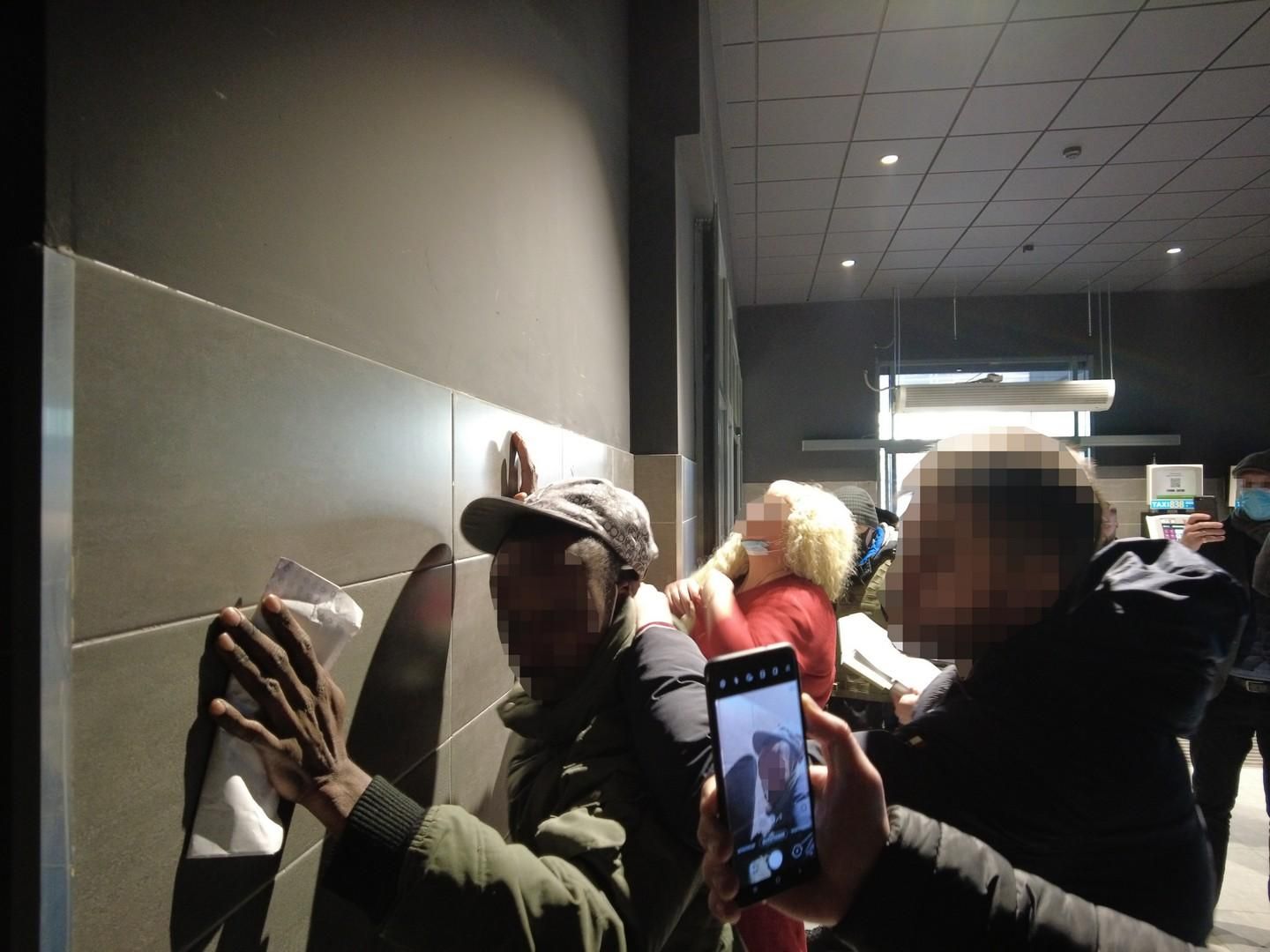 На съемках шоу в Киеве задержали "сваху", которая женила иностранцев-нелегалов на украинках На съемках шоу в Киеве задержали "сваху", которая женила иностранцев-нелегалов на украинках