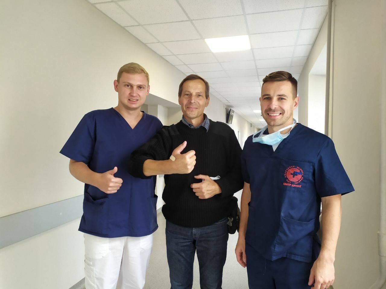 Во Львове провели уникальную операцию мужчине, который едва не отрезал пилой часть кисти