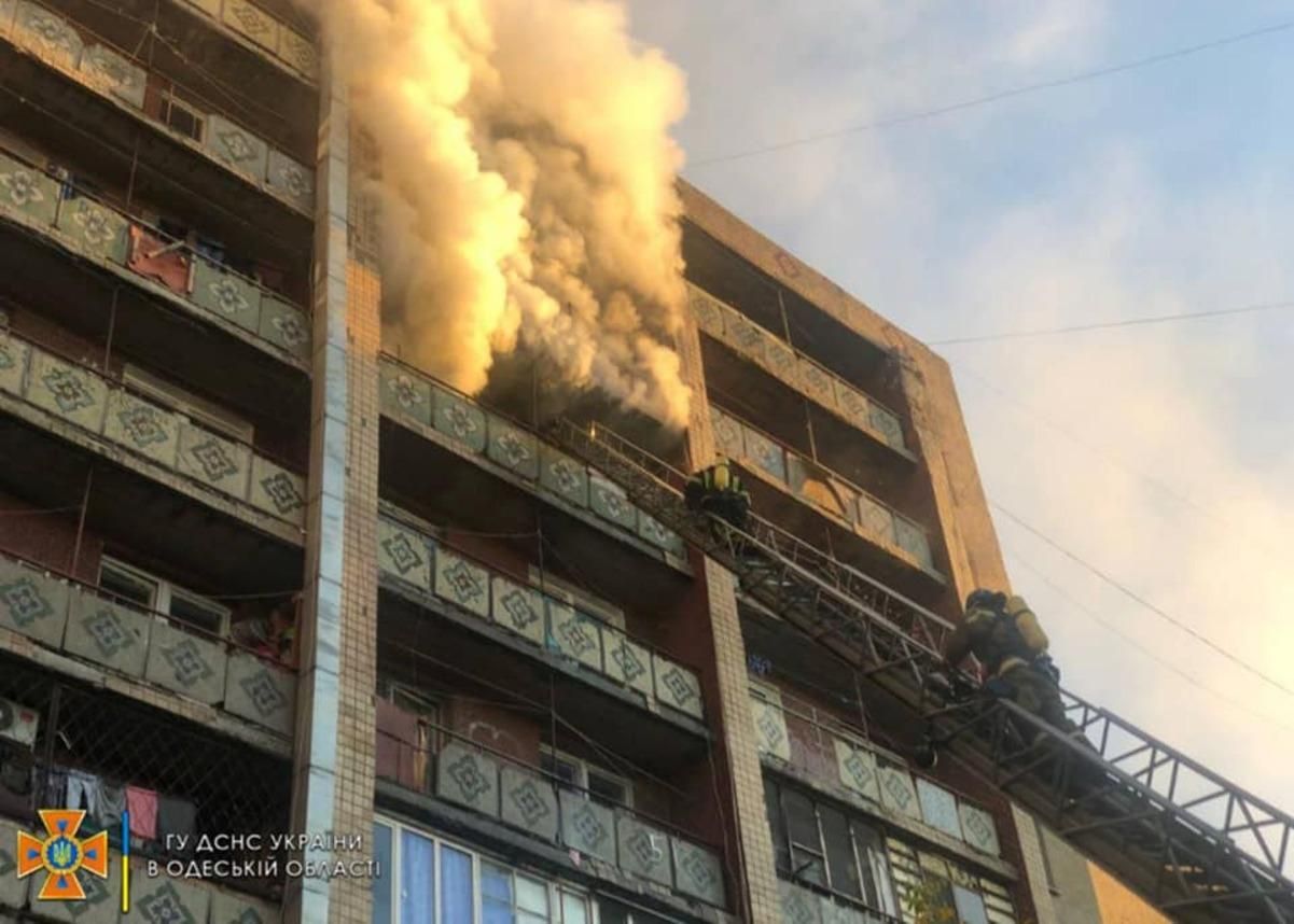 В Одесі загорівся гуртожиток: рятувальники евакуювали 37 людей, серед них – вагітна жінка - Новини Одеси - 24 Канал