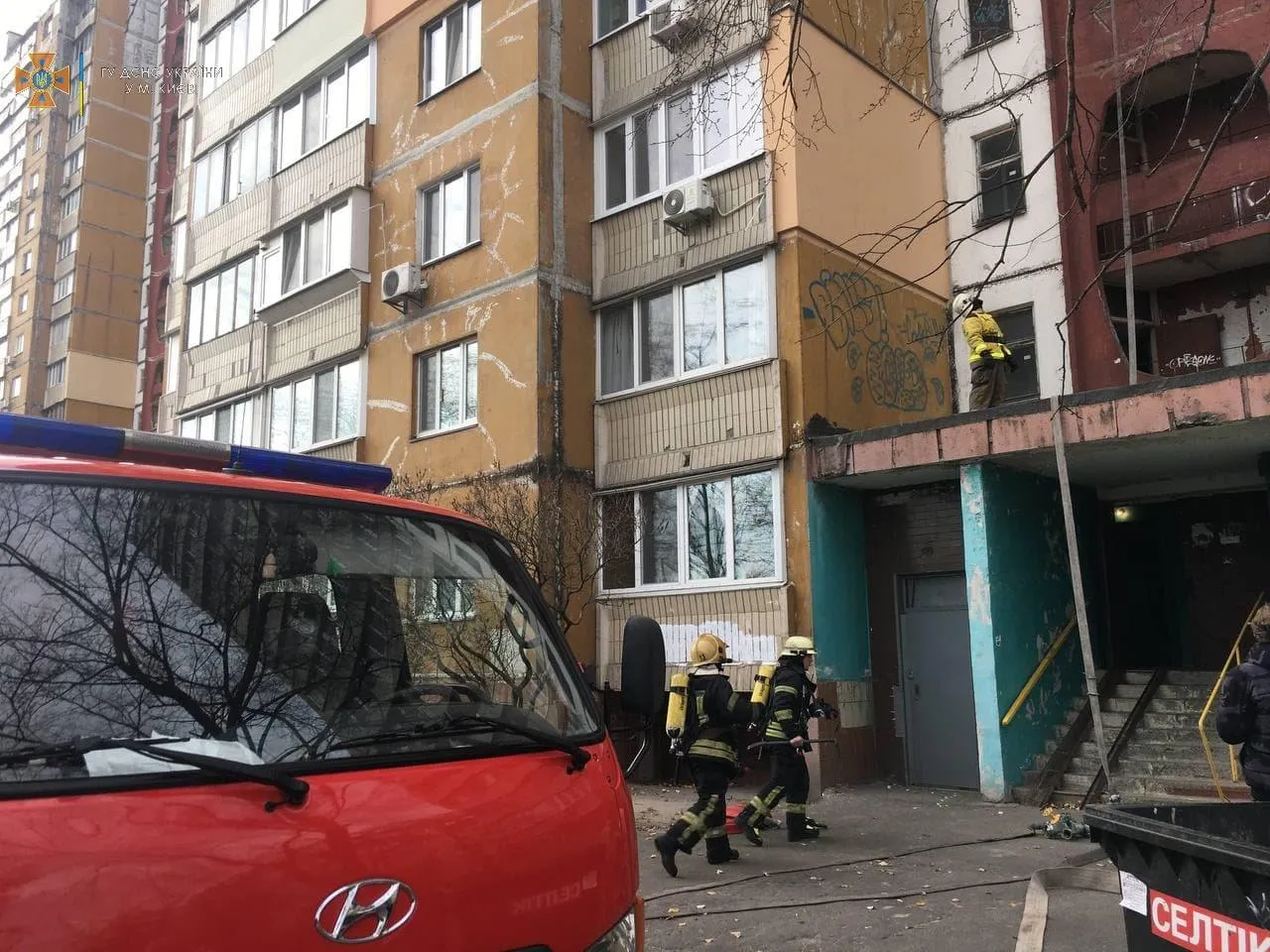 Пожежа у Києві, на вулиці Закревського щагорілася квартира, загинув чоловік