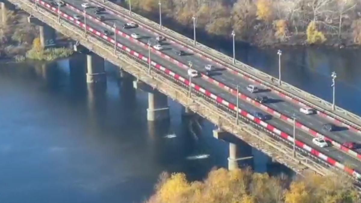 Молитви не допомагають: від мосту Патона відпадають чималі шматки – моторошне відео - Новини Києва - Київ Молитви не допомагають: від мосту Патона відпадають чималі шматки – моторошне відео - Новини Києва - Київ