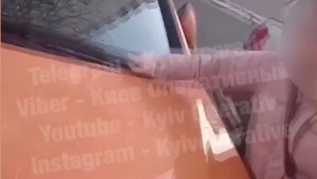 В Киеве 15-летняя девушка на видео царапала машину парня, который ее будто бы избил