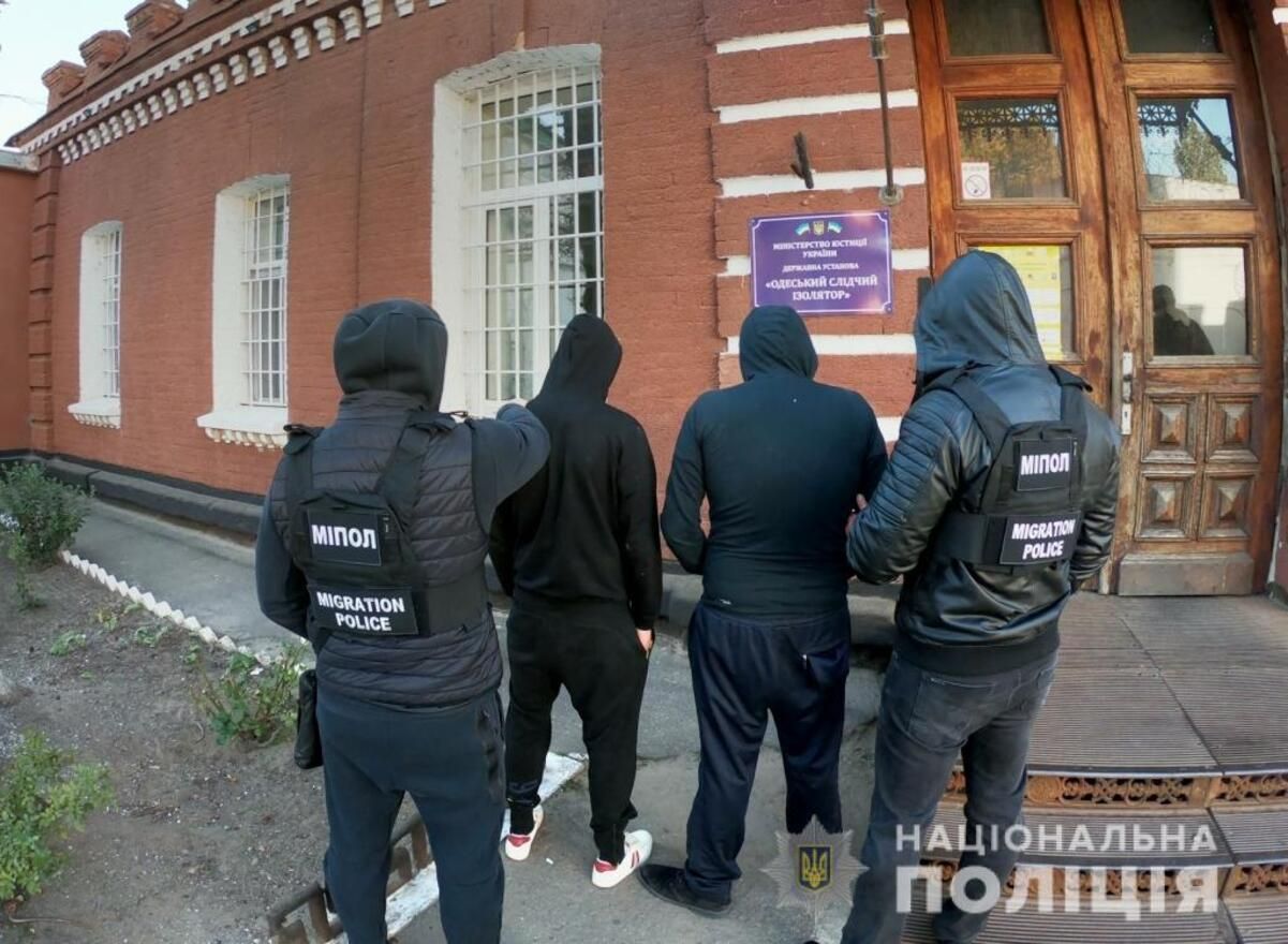 Выдумывали задержанным долги: в одесском изоляторе надзиратель и сокамерщик создали свой бизнес Выдумывали задержанным долги: в одесском изоляторе надзиратель и сокамерщик создали свой бизнес