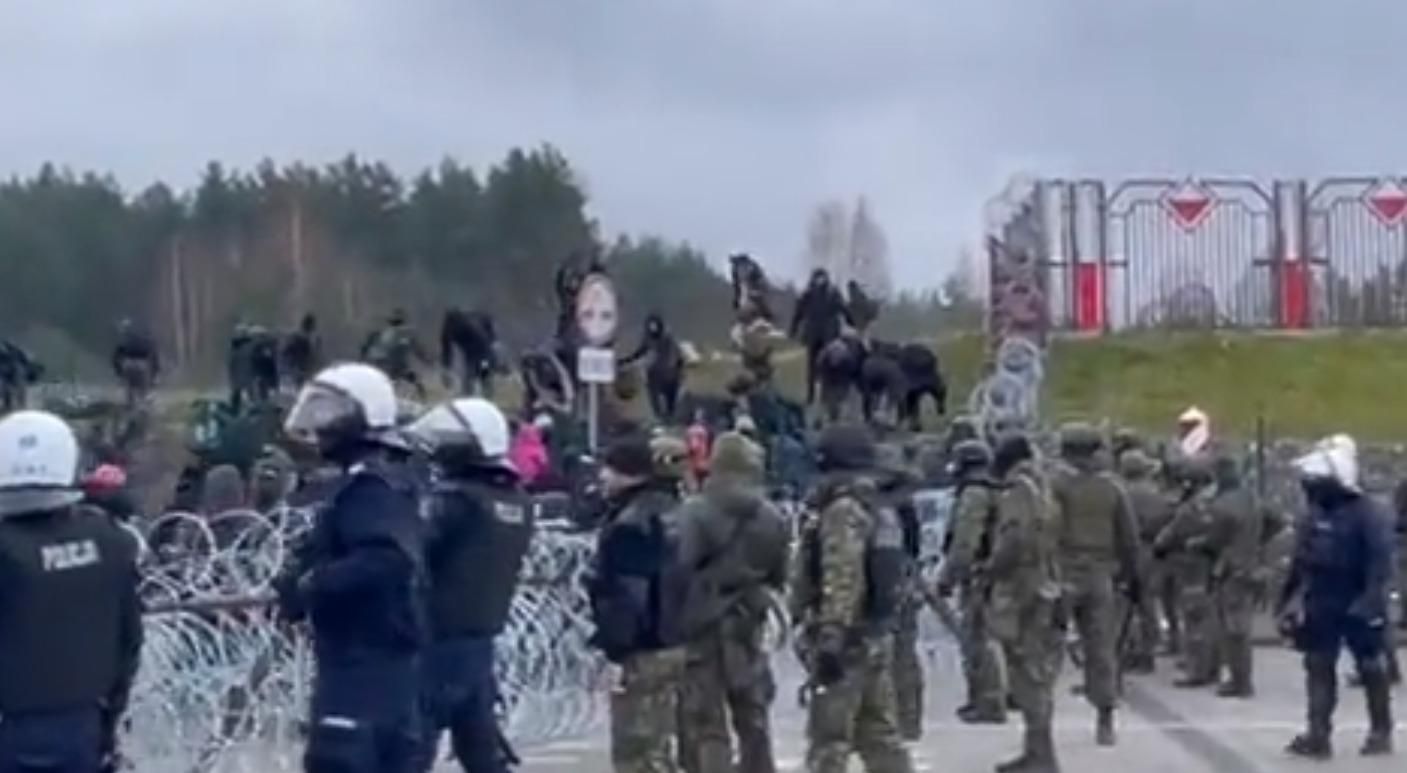 Мигранты прорвались из Беларуси через польскую границу: видео с места событий