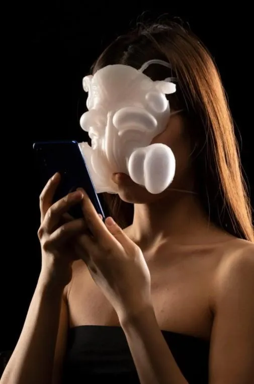 Маска, яка реагує на емоції в інтернеті Маска, яка реагує на емоції в інтернеті