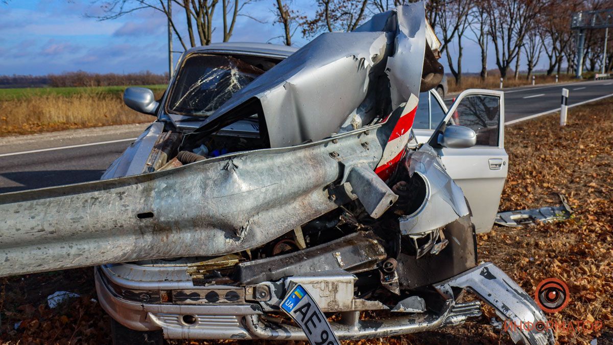 Авто перетровилося на брухт: на трасі Дніпро – Кривий Ріг легковик врізався в огорожу - Новини Кривого Рогу - 24 Канал