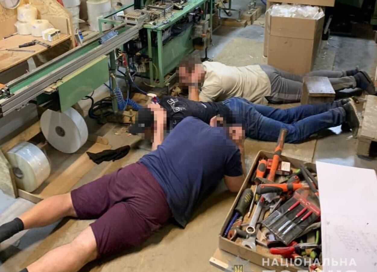 На Львівщині "накрили" багатомільйонне підпільне виробництво цигарок: фото і відео з місця події - Новини Львова - Львів На Львівщині "накрили" багатомільйонне підпільне виробництво цигарок: фото і відео з місця події - Новини Львова - Львів