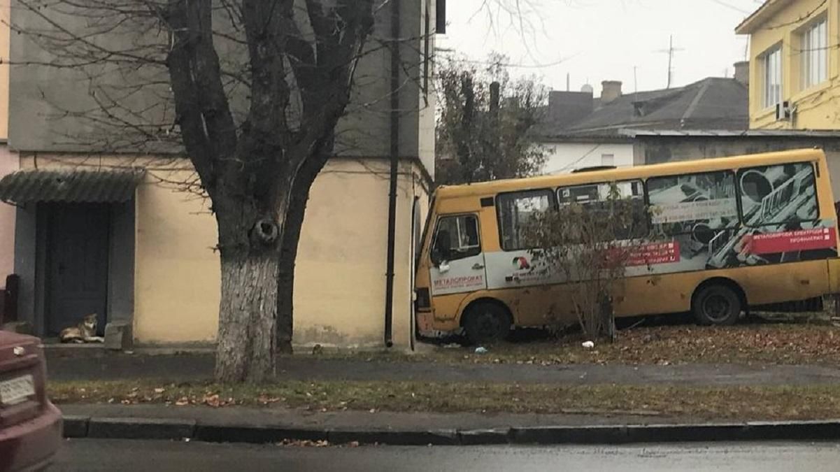 Водій працював перший день: у Луцьку маршрутка в'їхала в житловий будинок - Новини Луцька сьогодні - 24 Канал