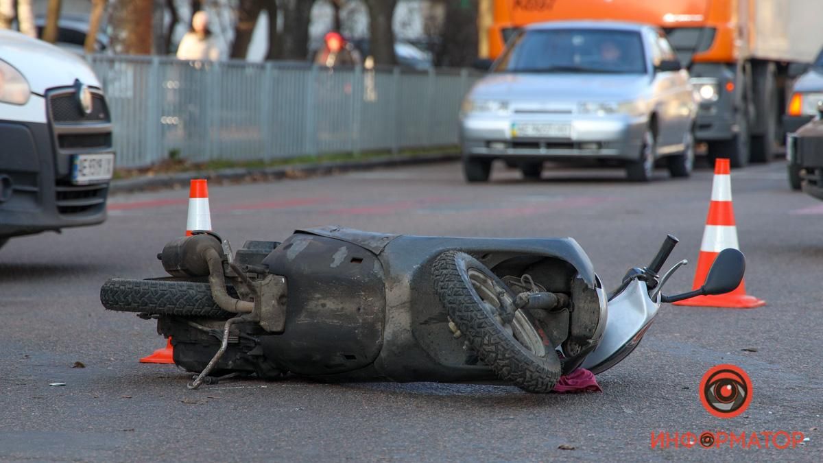 В Днепре столкнулись скутерист Glovo и Honda: пострадал мужчина