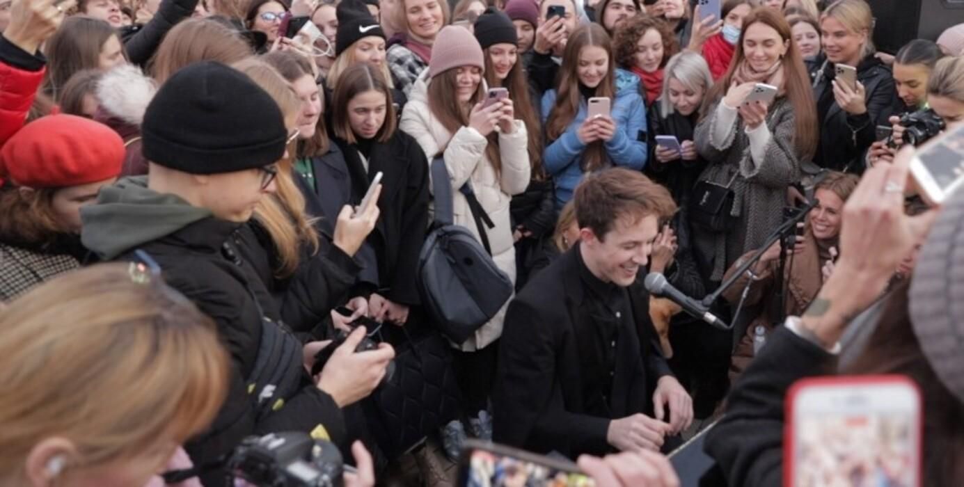 Піаніст-віртуоз Стівен Рідлі справив фурор концертом у парку Шевченка: яскраві фото та відео - Київ Піаніст-віртуоз Стівен Рідлі справив фурор концертом у парку Шевченка: яскраві фото та відео - Київ