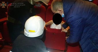 В Івано-Франківську хлопчик застряг у кріслі в кінотеатрі: його визволили рятувальники