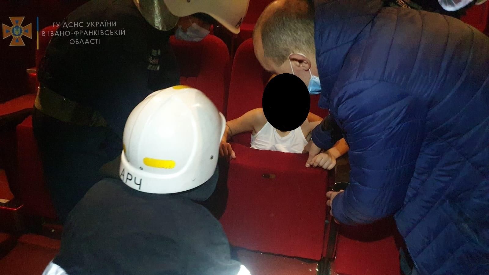 В Ивано-Франковске мальчик застрял в кресле в кинотеатре: его освободили спасатели В Ивано-Франковске мальчик застрял в кресле в кинотеатре: его освободили спасатели