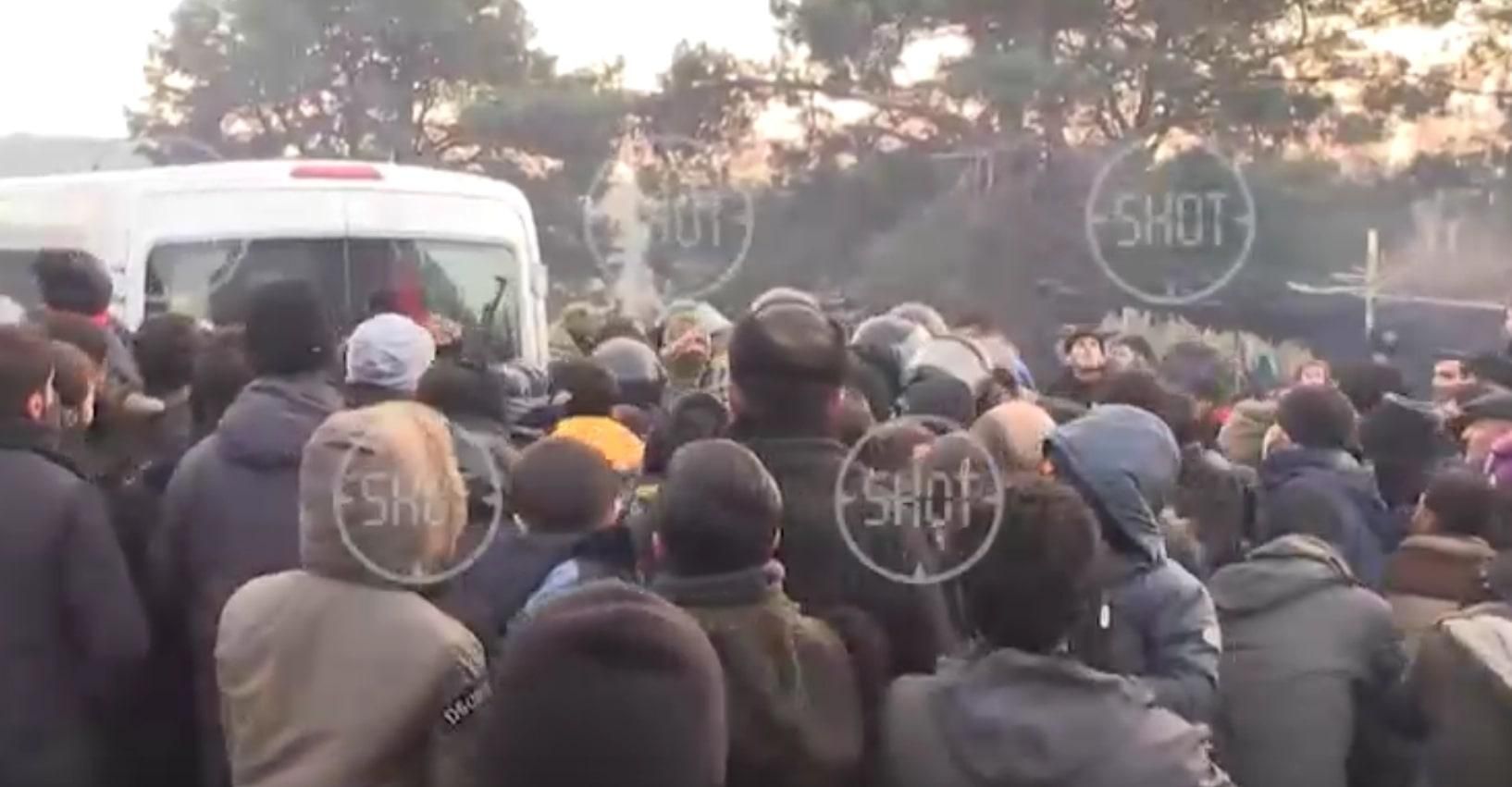 "Сіт даун, бл**": білоруські силовики відкрили вогонь під час роздачі їжі мігрантам - новини Білорусь - 24 Канал "Сіт даун, бл**": білоруські силовики відкрили вогонь під час роздачі їжі мігрантам - новини Білорусь - 24 Канал