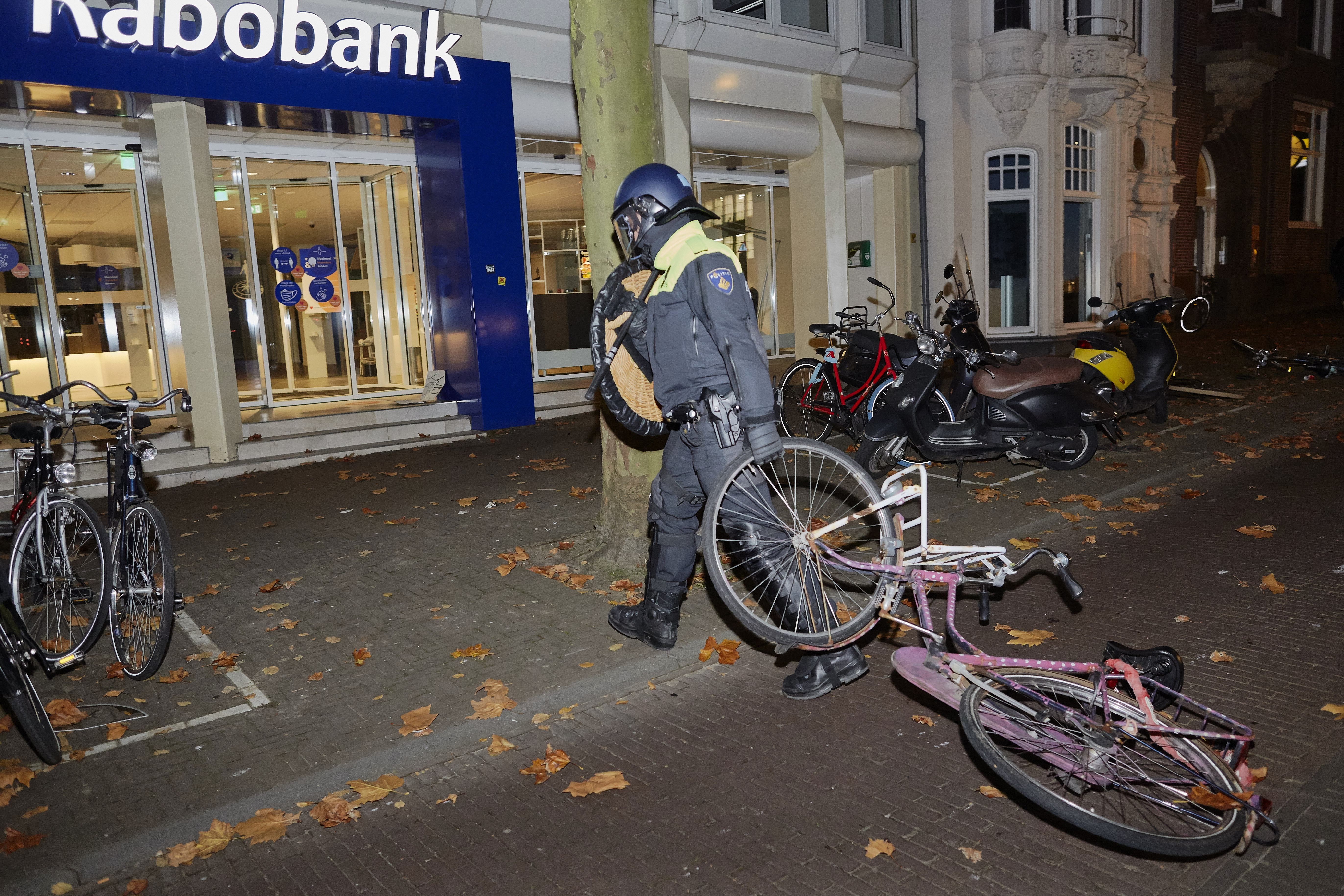 Жгли костры и швыряли велосипеды: в Нидерландах задержали противников карантина