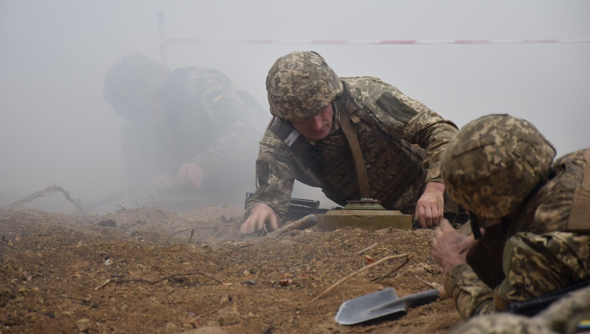 Оккупанты из минометов обстреляли санитарные автомобили: есть раненый Оккупанты из минометов обстреляли санитарные автомобили: есть раненый