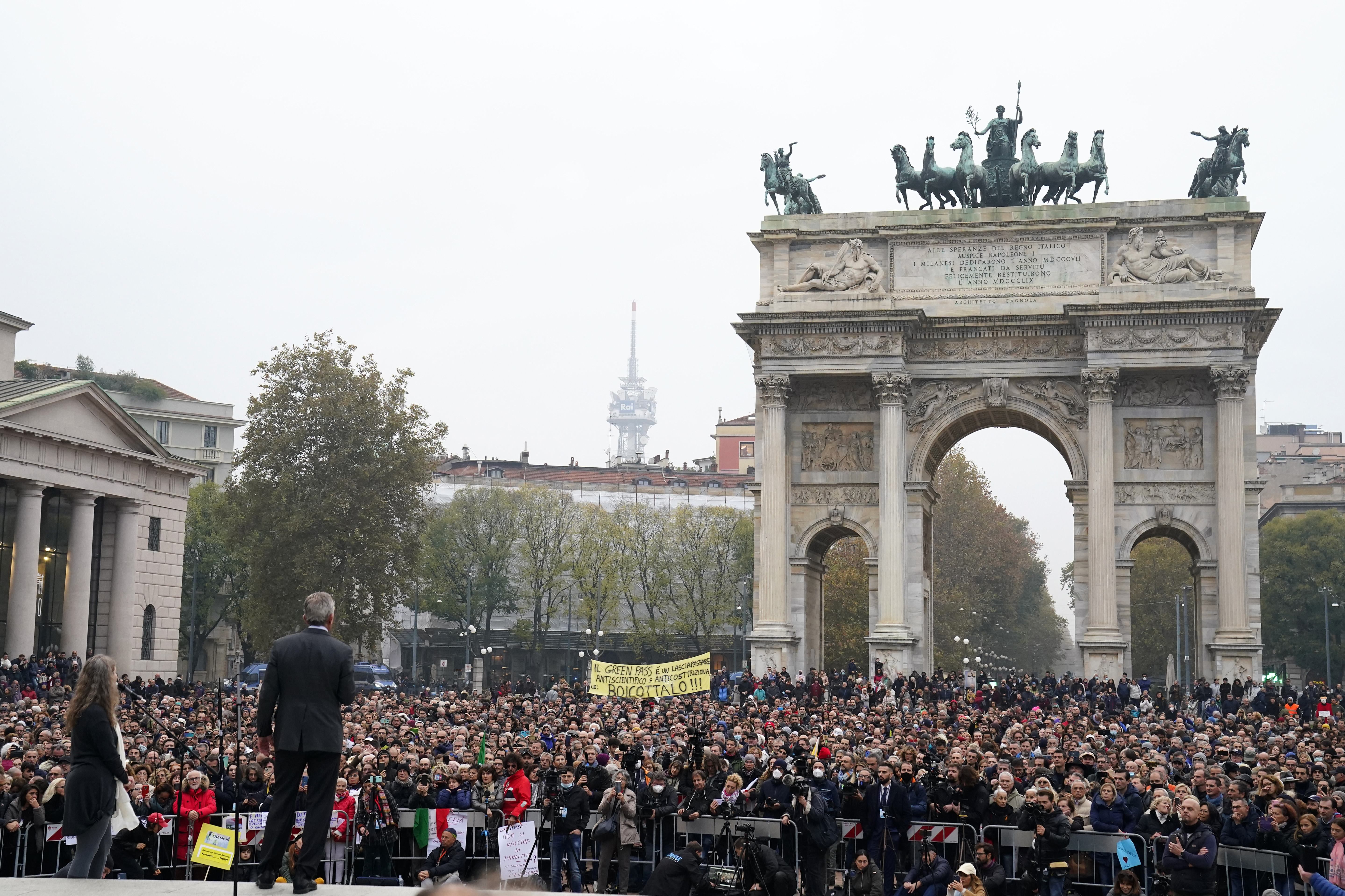 В Італії відбулися багатотисячні мітинги проти COVID-обмежень та "зелених паспортів" - 24 Канал
