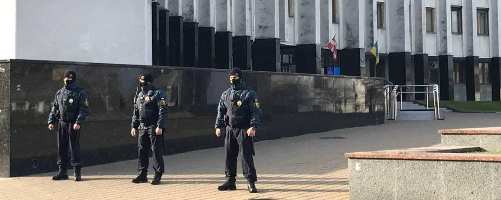 Будівлю ОДА оточили силовики: у Луцьку почалася нарада РНБО щодо кордону - Україна новини - 24 Канал