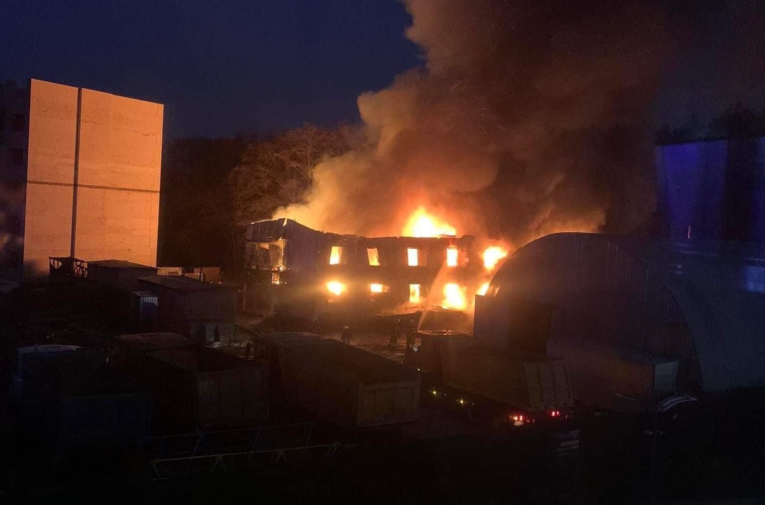 В Ирпене вспыхнул масштабный пожар: видео с места происшествия В Ирпене вспыхнул масштабный пожар: видео с места происшествия