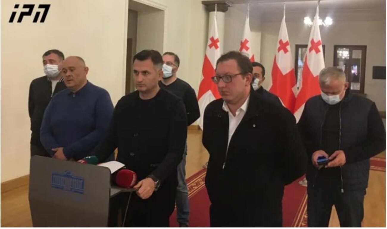 Депутаты парламента Грузии объявили голодовку в поддержку Саакашвили Депутаты парламента Грузии объявили голодовку в поддержку Саакашвили