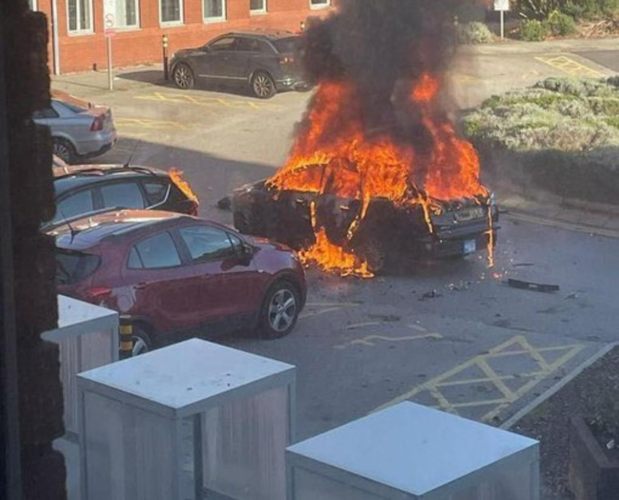 В Ливерпуле возле госпиталя взорвался автомобиль: есть жертва
