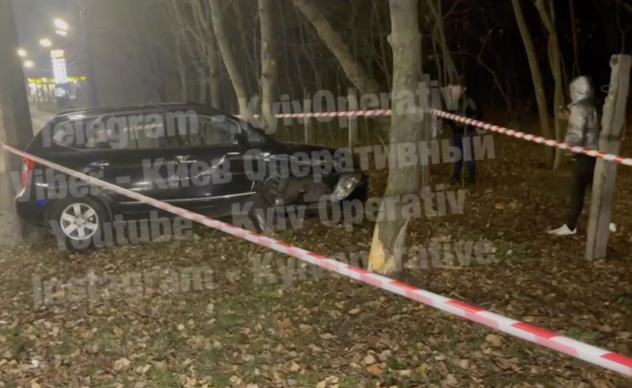 Смерть за рулем: в Киеве таксист потерял сознание во время поездки и врезался в дерево 