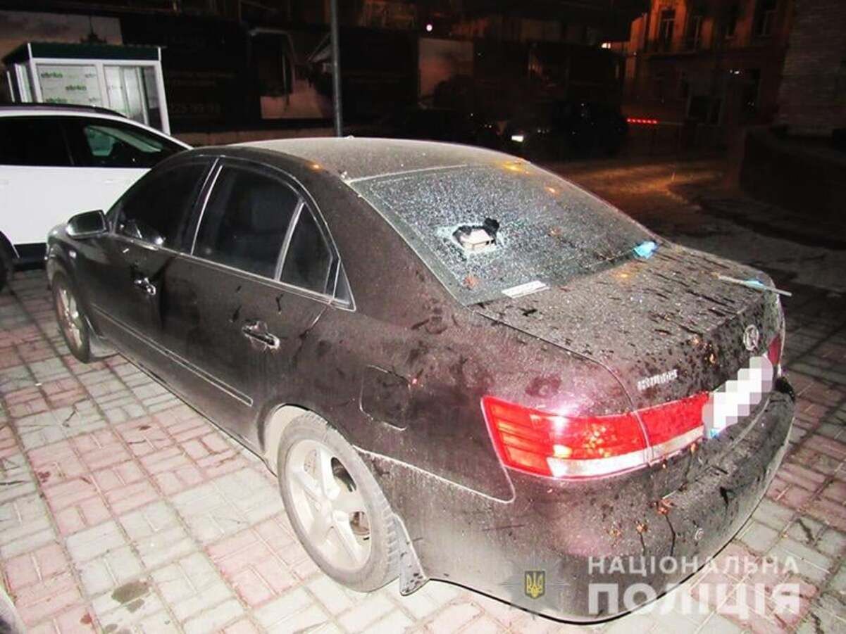 У Києві чоловік викидав з вікна пляшки та банки на припарковані авто: приголомшливе відео - Кримінальні новини України - Київ