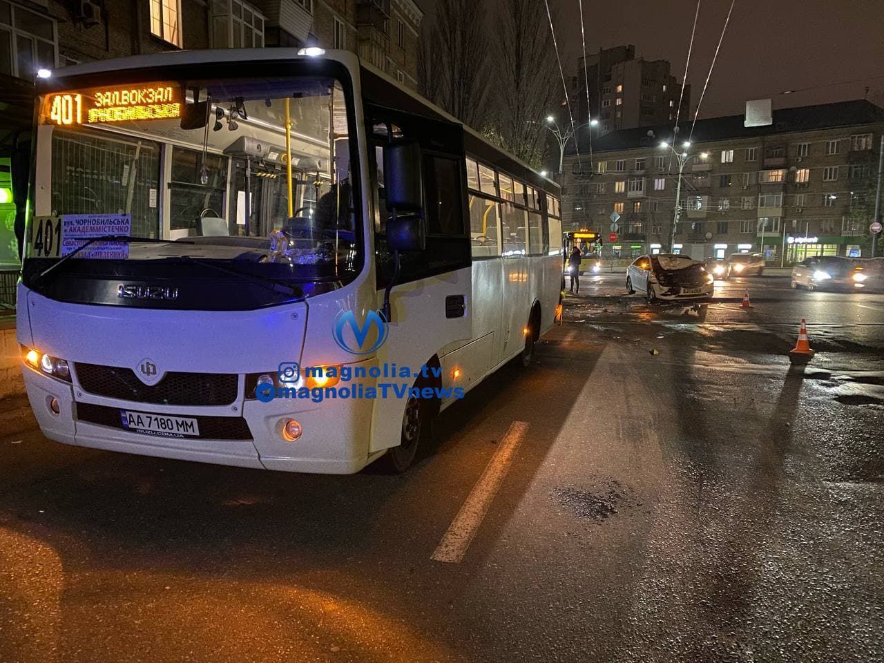 Игра наперегонки: легковушка влетела в киевскую маршрутку, есть пострадавшие Игра наперегонки: легковушка влетела в киевскую маршрутку, есть пострадавшие