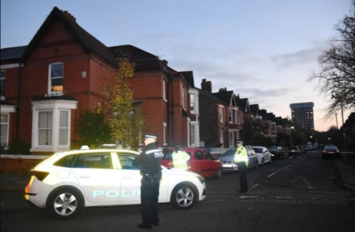 Заблокировал в салоне: водитель такси задержал подрывника возле больницы в Ливерпуле