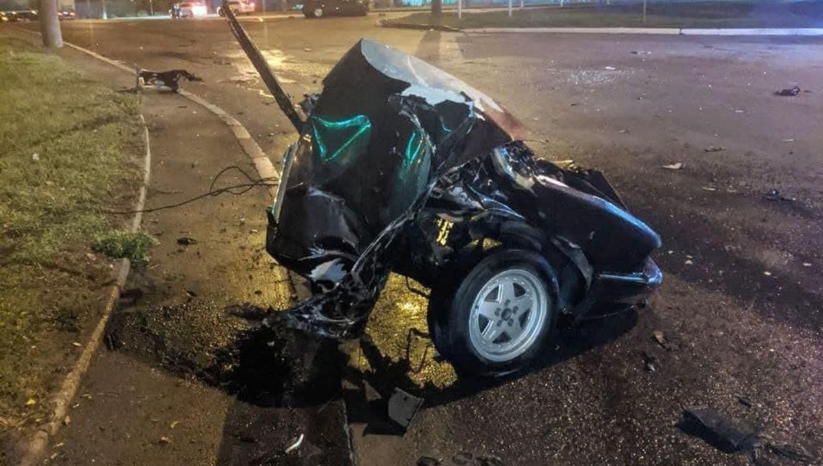 Авто в Ровно на скорости влетело в столб: машину разорвало пополам Авто в Ровно на скорости влетело в столб: машину разорвало пополам