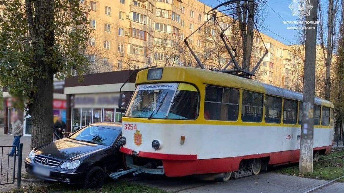 В Одесі трамвай втиснув легковик у дерево: фото з місця ДТП - 24 Канал