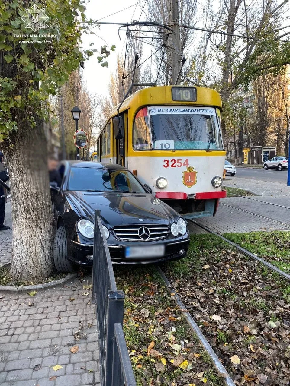 В Одесі трамвай протаранив авто 