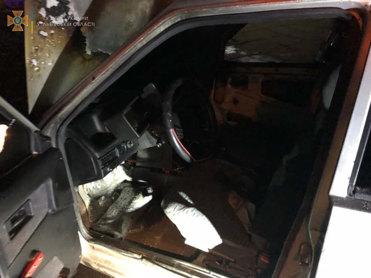 Львовские пожарные спасли 16-летнего парня из охваченного огнем авто Львовские пожарные спасли 16-летнего парня из охваченного огнем авто