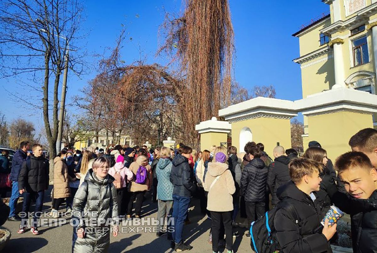 У Дніпрі замінували дві школи учнів та персонал евакуювали – фото та відео з місця події - Україна новини - Освіта