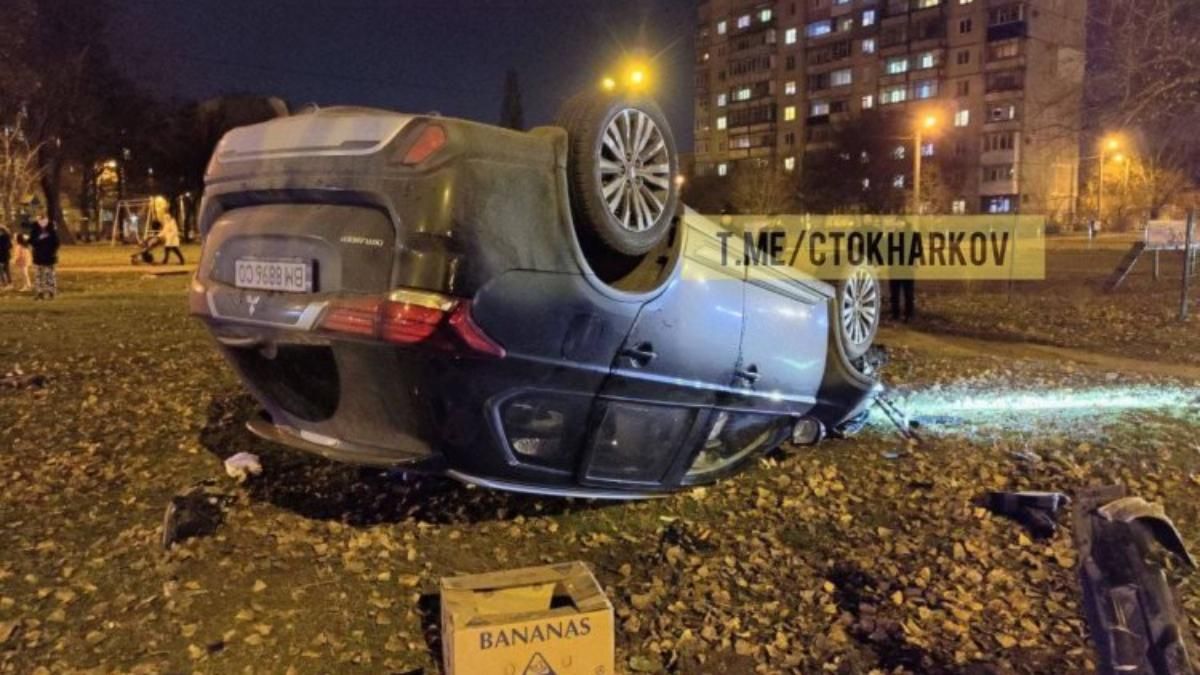 За рулем мог быть полицейский: в Харькове авто перевернулось после жесткого столкновения