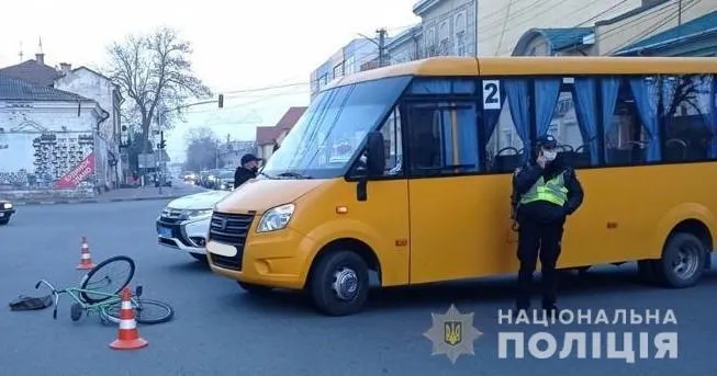 Водій маршрутки збив 70-річного чоловіка на Львівщині: постраждалий – у реанімації