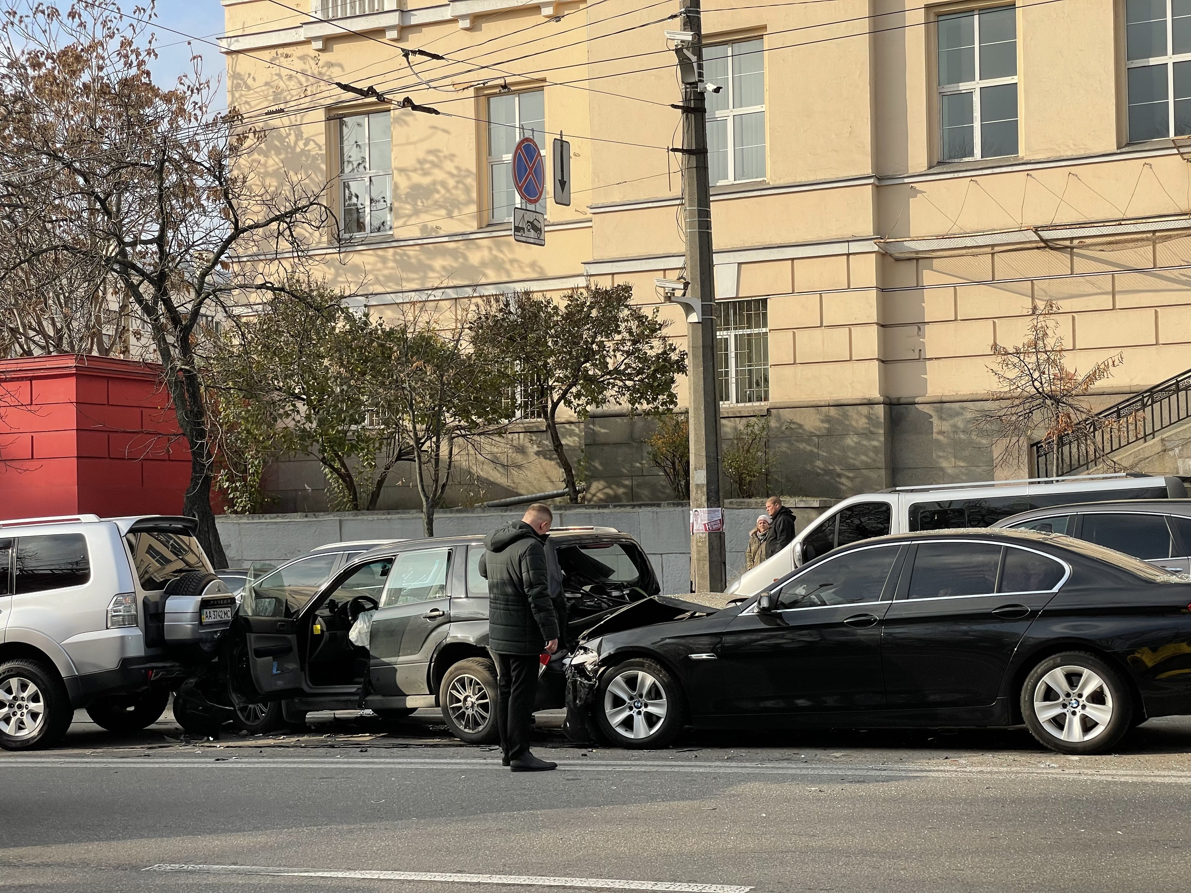 В Киеве столкнулись сразу 5 авто: видео с места ДТП