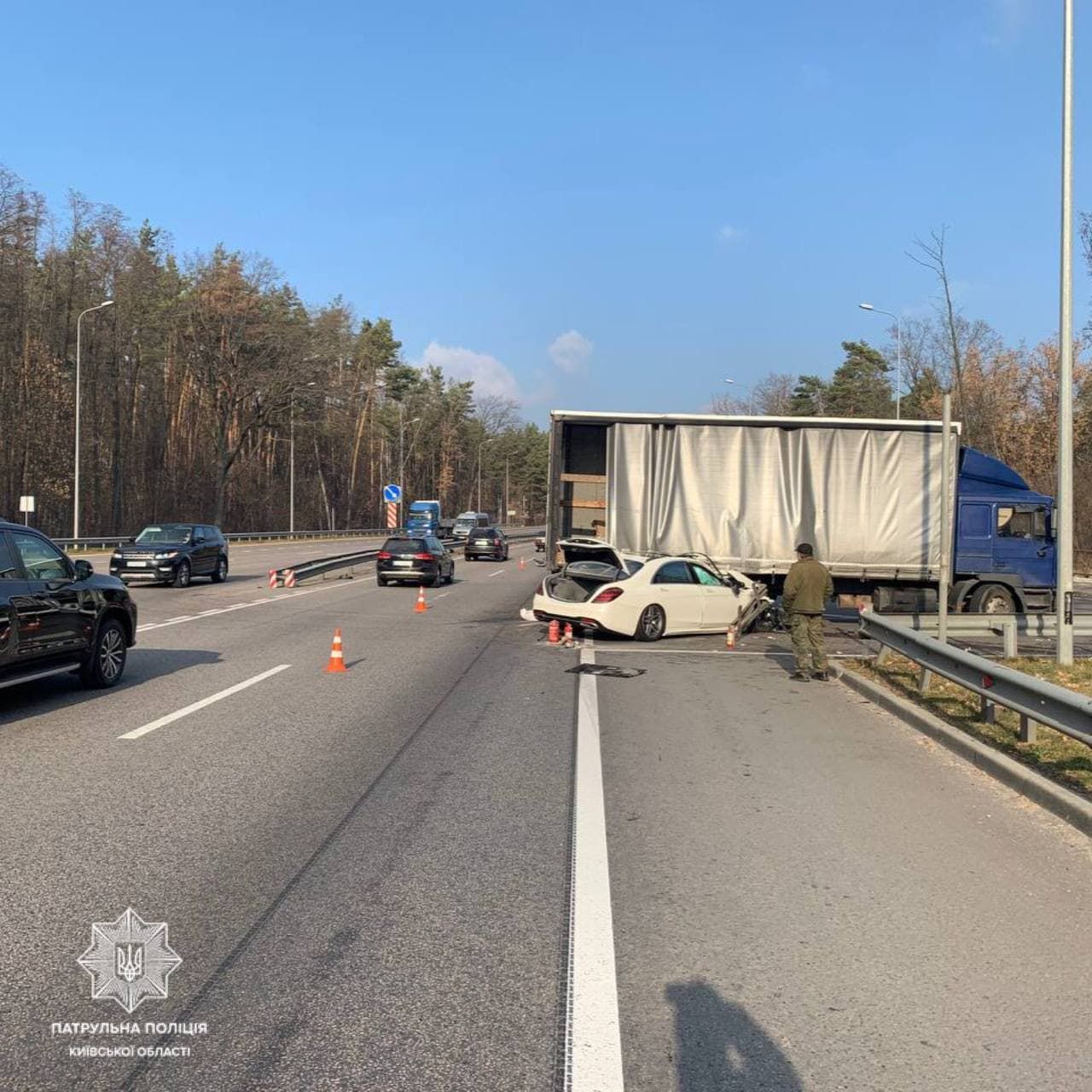 На трасі Київ – Одеса легковик на швидкості влетів у вантажівку - Новини Києва - Київ На трасі Київ – Одеса легковик на швидкості влетів у вантажівку - Новини Києва - Київ