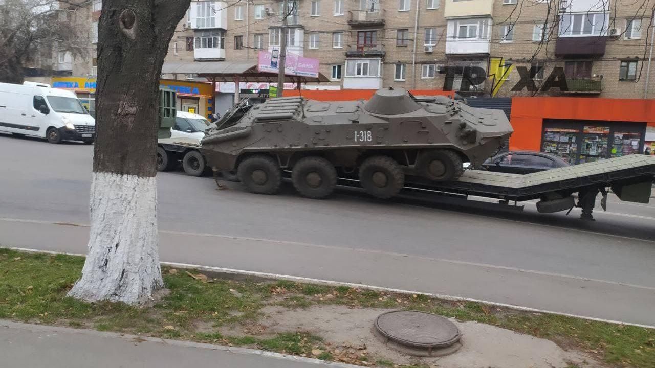 В Харькове посреди дороги перевернулся БТР: видео и фото свидетелей