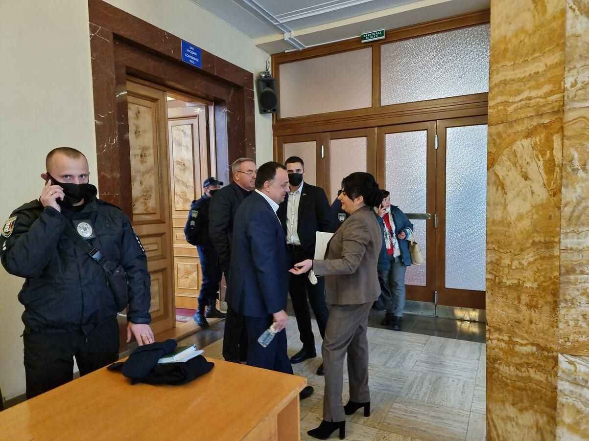 На Закарпатті "замінували" будівлю облради за 10 хвилин до обрання нового голови - Україна новини - 24 Канал На Закарпатті "замінували" будівлю облради за 10 хвилин до обрання нового голови - Україна новини - 24 Канал