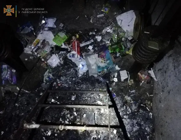 У львівській багатоповерхівці спалахнула шахта ліфта: фото з місця події У львівській багатоповерхівці спалахнула шахта ліфта: фото з місця події