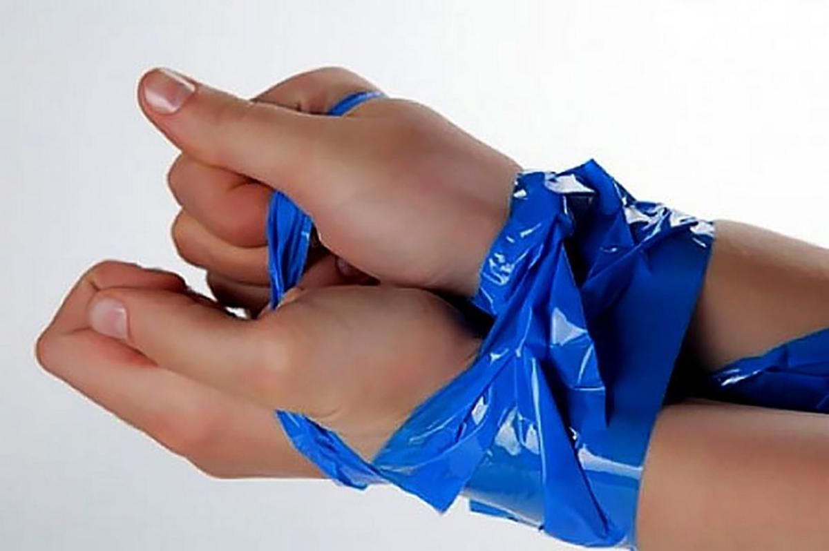 Замотали руки, ноги и заклеили рот: под Полтавой воспитатели издевались над 4-летней девочкой Замотали руки, ноги и заклеили рот: под Полтавой воспитатели издевались над 4-летней девочкой