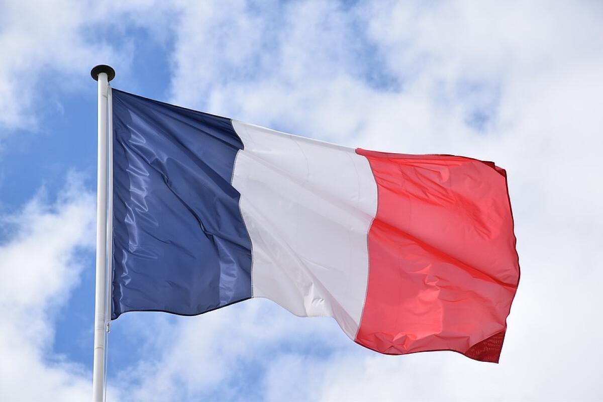 Как во времена революции: во Франции изменили цвет флага