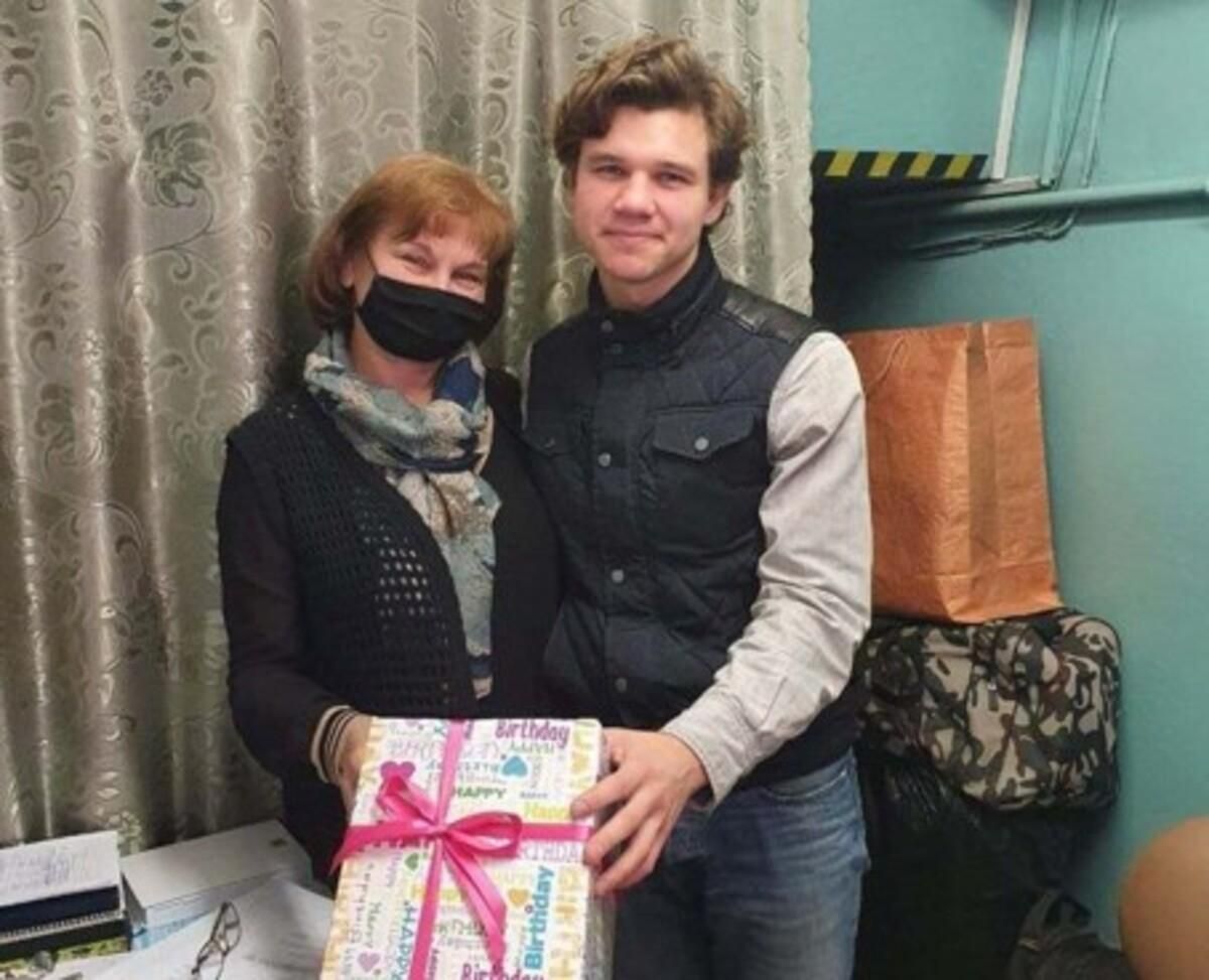 Утерянные подарки нашли именинницу: сеть поразила трогательная история из киевского метро