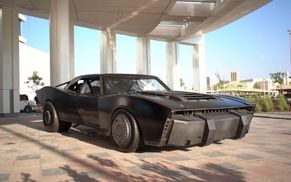 Отправляемся в Абу-Даби: в отеле Warner Bros. выставили новый Бэтмобиль, и его надо видеть