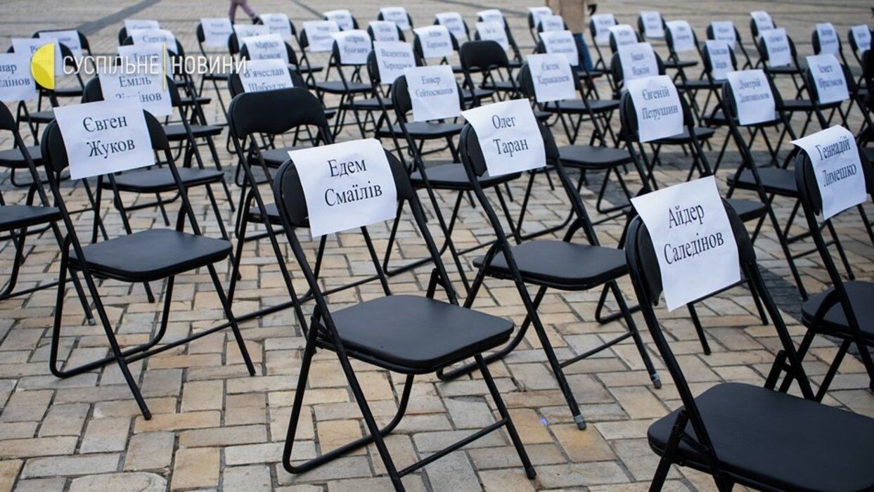 "Порожні стільці": на Софійській акції відбулася символічна акція на підтримку бранців Кремля - Новини Києва - Київ