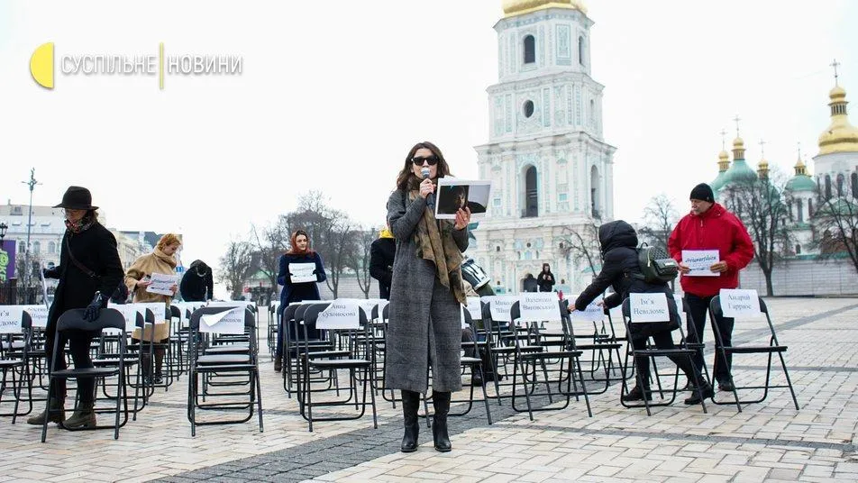 Режисерка Ірина Цілик, акція Порожні стільці, в'язні Росії в Криму і на Донбасі Режисерка Ірина Цілик, акція Порожні стільці, в'язні Росії в Криму і на Донбасі