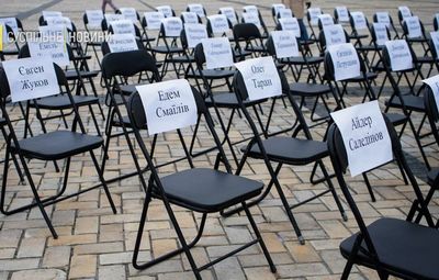 "Пустые стулья": на Софийской площади прошла символическая акция в поддержку пленников Кремля