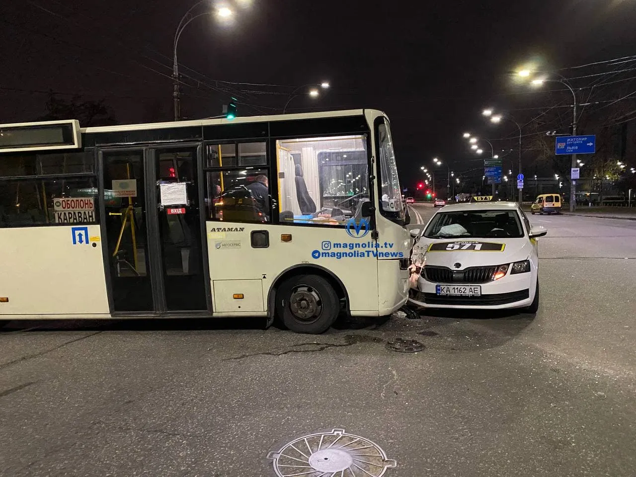 ДТП на Троєщині, маршрутка влетіла у таксі, постраждала жінка ДТП на Троєщині, маршрутка влетіла у таксі, постраждала жінка