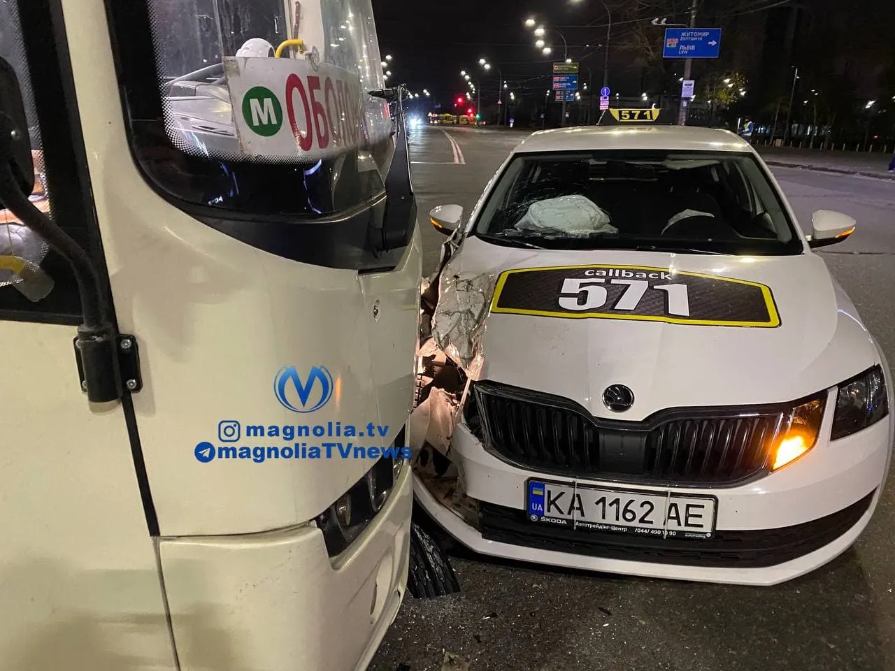 Аварія на Маяковського у Києві, зіштовхнулися таксі й маршрутка